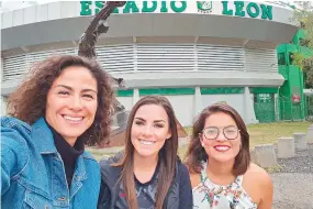  ?? /Foto: Delia Juárez ?? Diana Orozco, Kar López y Andrea Ríoseco, de la asociación de mujeres.