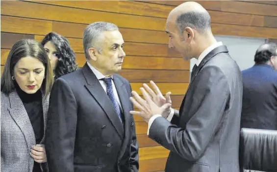  ?? ASAMBLEAEX ?? Ángel Pelayo conversa con José Ángel Sánchez Juliá, ayer, antes de comenzar el pleno de la Asamblea.