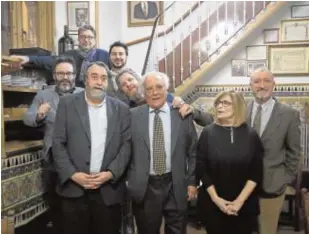  ?? ÁNGEL DE ANTONIO ?? De izquierda a derecha, en primer plano, Pedro García Cuartango, Raúl del Pozo, Carmen Rigalt y Arturo Pérez-Reverte; detrás, Edu Galán, Ignacio Camacho, Antonio Lucas y David Gistau