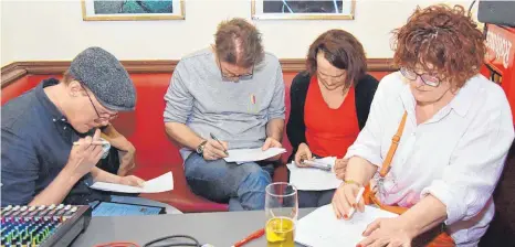  ?? FOTOS: ANSGAR KÖNIG ?? Das Orga-Team bei der Auswertung der Fragebögen (von links): Fabien Walter-Laumann, Winfried Tobias, Claudia Grüner und Evi Frank.
