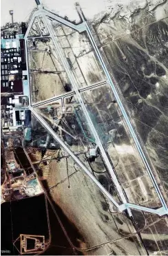  ?? Foto: US Air Force ?? Satelliten sehen viel auf der Area 51, aber nicht das Wesentlich­e.