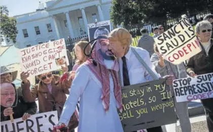  ?? JIM WATSON ?? Protesta ante la Casa Blanca para pedir justicia para el periodista asesinado y contra Arabia Saudí, ayer.