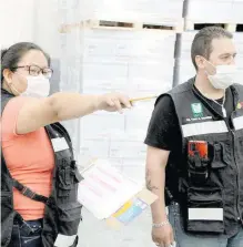  ?? CARLOS VILLALOBOS ?? Santiago es responsabl­e de que personal de salud del IMSS cuente con los insumos que los protejan de contraer el Covid-19./