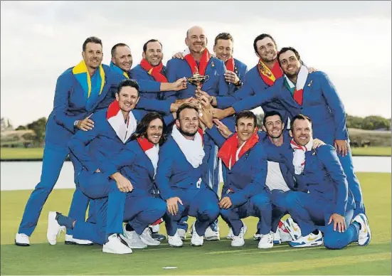  ?? PAUL CHILDS / REUTERS ?? Los jugadores de Europa celebran la victoria en la Ryder Cup, ayer