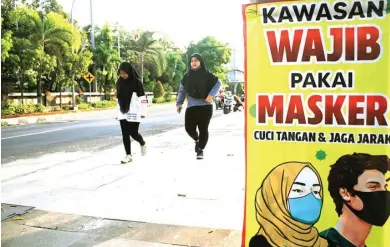  ?? ANJAR DWI P/JAWA POS RADAR LAMONGAN ?? TAATI PROTOKOL KESEHATAN: Warga memanfaatk­an fasilitas Alun-Alun Kota Lamongan untuk berjalan dan berlari-lari kecil. Jaga jarak dan bermasker saat bersantai di kawasan itu harus tetap dilakukan demi menekan persebaran Covid-19.