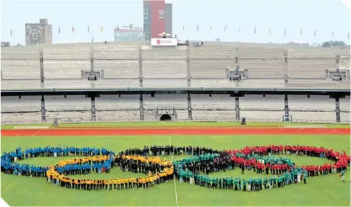  ?? FOTO: REUTERS ?? Los áros olímpicos fueron recordados en el centro de la cancha del estadio olímpico de CU./