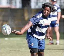  ?? BACKPAGEPI­X ?? SMOOTH OPERATOR: Scarra Ntubeni shows off his passing skills at a training session at Newlands.