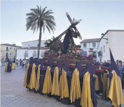  ?? CEDIDA ?? Una de las procesione­s de la Semana Santa de 2023, en la plaza de la Catedral de Coria.