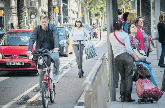  ?? ANA JIMÉNEZ ?? Desviados a la calzada. Los carriles bici son el lugar natural por el que deben circular los usuarios del nuevo modo de transporte