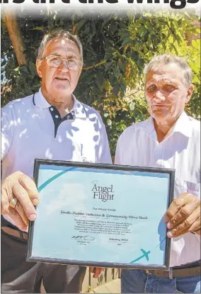  ?? PHOTO: DUBBO PHOTO NEWS ?? Earth Angel Barry Joseph receives $1000 generously donated by the South Dubbo Veterans and Community Men’s Shed represente­d by Rick Young.