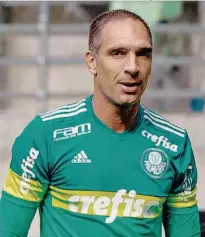  ?? Ronny Santos - 11.mar.17/Folhapress ?? O goleiro Fernando Prass teve atuação impecável contra o Santos e já sonha com a seleção brasileira