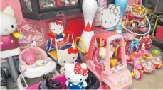  ??  ?? Mehr als 10 000 Hello-Kitty-Produkte stehen im Haus von Masao Gunji.