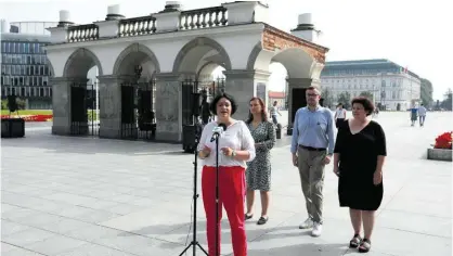  ?? FOT. JACEK MARCZEWSKI / AGENCJA GAZETA ?? • Konferencj­a lewicy nt. planów odbudowy Pałacu Saskiego przed Grobem Nieznanego Żołnierza. Przy mikrofonie posłanka Nowej Lewicy Anna Maria Żukowska