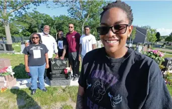  ?? STUART CAHILL / BOSTON HERALD ?? PULLING TOGETHER: Janyah Gulley poses with her family (from left) Jaylah Gulley, John Gulley, Braxton Gulley-Mabry, Brandon Gulley at her mother’s grave.