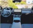  ?? FOTO: SUBARU ?? Das Cockpit wird dominiert vom großen Touchscree­n.