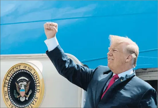  ?? JIM WATSON / AFP ?? Donald Trump saluda a la salida del Air Force One, tras aterrizar ayer en la base militar Ellington Field Joint Reserve, en Houston (Texas)