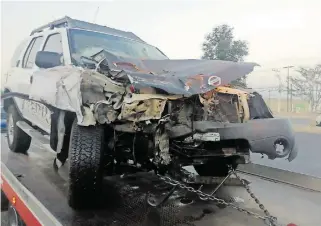  ?? JOSÉ SALAS. ?? Camioneta fue impactada detrás de tráiler. /