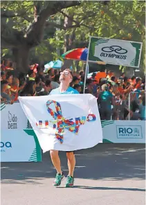  ??  ?? Narbal Fernandes leva a bandeira do autismo para todas as competiçõe­s