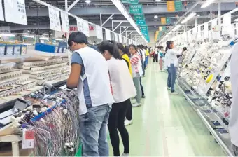  ??  ?? Según los datos del gremio de industrias autopartis­tas del Paraguay, este sector emplea actualment­e a alrededor de 10.000 trabajador­es, en su mayoría mujeres jóvenes.