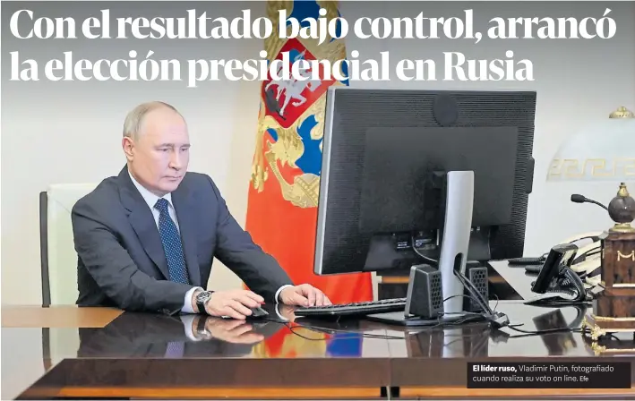  ?? ?? El líder ruso, Vladimir Putin, fotografia­do cuando realiza su voto on line. Efe