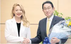  ?? ?? Ukrainian singer Tina Karol meets Japan’s Prime Minister Fumio Kishida.