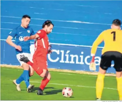  ?? CARLOS HUGO GARCÍA / SFC ?? El central Aspar despeja un balón ante su portero Alfonso.