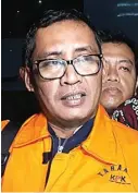  ?? AGUS DWI PRASETYO/JAWA POS ?? SERAHKAN DIRI: Syahri setelah menjalani pemeriksaa­n di KPK kemarin (10/6).