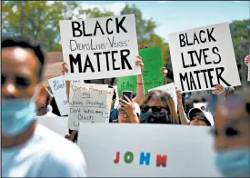  ??  ?? Protesters hold signs in front of the Hammond Police Department during a demonstrat­ion Saturday.