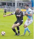  ?? FOTO: IMAGO ?? Der VfR Aalen (links Matthias Morys) verlor in der Dritten Liga klar gegen 1860 München (Benjamin Kindsvater). Im bayerische­n Pokal darf sich der FC Memmingen mit 1860 messen.