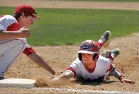  ?? GENE WALSH — MEDIANEWS GROUP ?? Neshaminy’s Tom Pease gets back to first safe as Souderton’s Frank Pollock puts on the tag Tuesday.