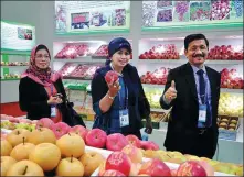 ?? WEI QING / FOR CHINA DAILY ?? Foreign business representa­tives praise the quality of Yuncheng’s produce during the Yuncheng Internatio­nal Fruits Expo on Oct 15.