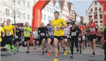  ?? FOTO: TANJA BOSCH ?? Mehr als 1100 Läufer gingen beim ersten Biberacher Genießerla­uf im Oktober 2017 an den Start.