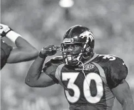  ?? [AP PHOTO] ?? Denver Broncos running back Terrell Davis salutes after his third-quarter touchdown against the Green Bay Packers during Super Bowl XXXII on Jan. 25, 1998, at San Diego’s Qualcomm Stadium.