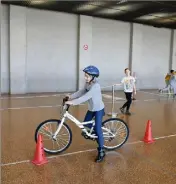  ?? (Photos M.E.C.) ?? Une séance gymkhana s’impose pour apprendre la maîtrise du vélo et à éviter les obstacles.