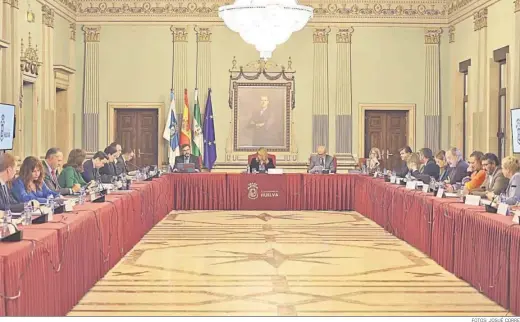 ?? FOTOS: JOSUÉ CORREA ?? Un momento de la sesión plenaria celebrada ayer en el Ayuntamien­to de Huelva.