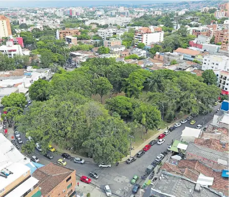  ?? FOTOS: JUAN PABLO RUEDA / ADN ?? El Parque del Perro es un sitio muy visitado por turistas y propios. Los vehículos se suelen parquear rodeándolo o frente a locales.