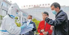  ?? FOTO: STR/AFP ?? Gesundheit­skontrolle­n in Schanghai.