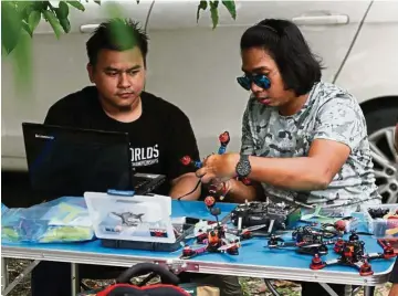  ?? — RAYMOND OOI/The Star ?? Ariff (left) and Anwar race drones profession­ally and have participat­ed in several competitio­ns organised by MultiGP Malaysia.