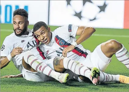  ?? FOTO: AP ?? Neymar y Mbappé, celebrando el segundo gol del PSG, obra de Choupo-Moting, tras una jugada del brasileño y del francés