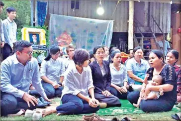  ?? ALESSANDRO MARAZZI SASSOON ?? Family members, neighbours and colleagues attend the funeral yesterday of Wildlife Conservati­on Society staffer Thol Khna, who was killed while on a patrol in Mondulkiri.