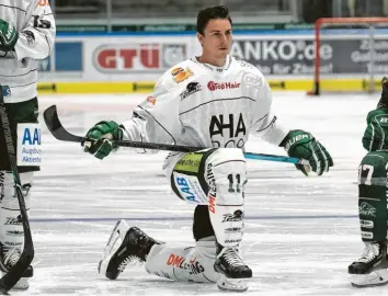  ?? Foto: Siegfried Kerpf ?? In Köln kassierte AEV-Angreifer Adam Payerl seine dritte große Strafe und muss deshalb am heutigen Freitag in Düsseldorf pausieren. Für das Heimspiel am Sonntag gegen Berlin darf der Kanadier wieder die Schlittsch­uhe schnüren.