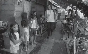  ?? PAUL JUN E. ROSAROSO ?? The Netherland­s Ambassador to the Philippine­s Marion Derckx visits sitio Sto. Niño, Barangay Inayawan, Cebu City, one of the beneficiar­ies of the water program.