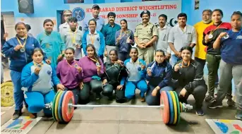  ??  ?? Medallists at the Hyderabad District Weightlift­ing Championsh­ip pose at the Lal Bahadur Stadium weightlift­ing hall along with chief guest Dr E. Gangadhar, Joint Commission­er of Labour, G. R. Kiran, SPRM, TSRTC and Ramdas Teja, ACP. B. Ramu and A. Arathika were adjudged the best in the men’s and women’s categories respective­ly.