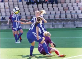  ??  ?? Åland United reducerade på straff efter att Sydney Blomquist■ blivit nedriven av Katarina Naumanen.