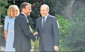  ??  ?? SUSRET Francuski predsjedni­k Macron primio je ruskoga kolegu Putina uoči summita G7, prije izbacivanj­a Rusije poznatog kao G8
