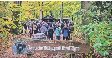  ?? RP-FOTO: MARKUS VAN OFFERN ?? Zum Abschluss der Eröffnungs­zeremonie sangen die Teilnehmer mit Gitarrenbe­gleitung das Lagerlied.