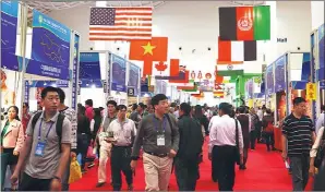  ?? WENG XIAOWEN / CHINA DAILY ?? Delegates from more than 50 countries attend the 2016 China (Hainan) Internatio­nal Tropical Agricultur­al Products Winter Trade Fair held in December.