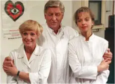  ?? FOTO: HUBERT LINK/DPA ?? In der Serie „Praxis Bülowbogen“spielte Anita Kupsch (li.) die Arzthelfer­in Gabi Köhler. Sie war zusammen mit Günter Pfitzmann und Mareike Carrière zu sehen.