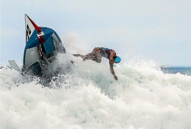  ?? CHRIS SKELTON ?? Big swells tested surf lifesavers in the final of the NZ Surf Boat Series at Piha, with racing for some divisions cancelled.