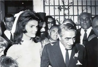  ??  ?? Jacqueline Kennedy (39 anni) e Aristotele Onassis (62) sposi: è il 20 ottobre 1968 all’uscita dalla cappella di famiglia dell’armatore greco sull’isola di Skorpios di sua proprietà